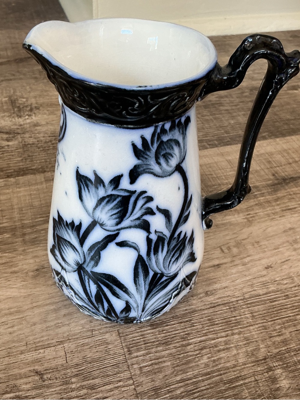 Stunning late 19th-century Victorian transferware pitcher embossed scroll Collar